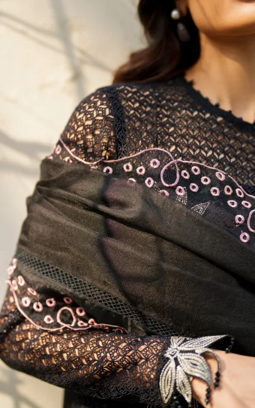 VUL26-01_2 Noir Lily VUL26-01